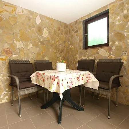 Lägenhet Valbandon 28