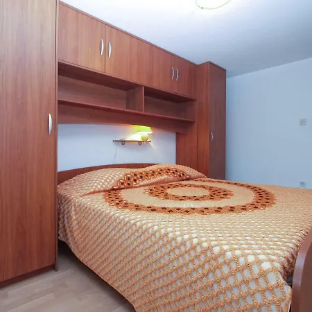 Lägenhet Valbandon 28